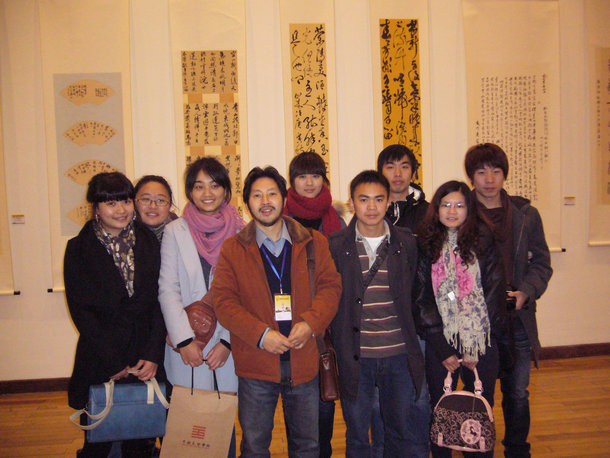 邱世鸿老师带领部分书画专业学生参观中国美院的展览,后为新葡的京官网学生作品